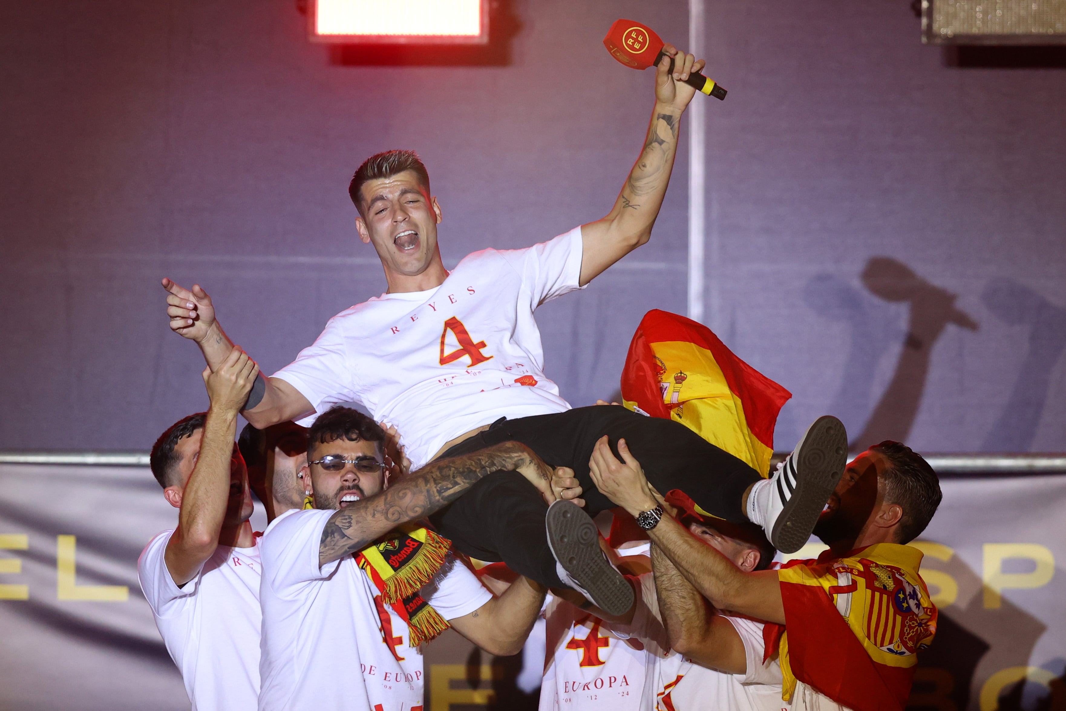 Álvaro Morata manteado por sus compañeros de selección durante la celebración del título de la Eurocopa 2024