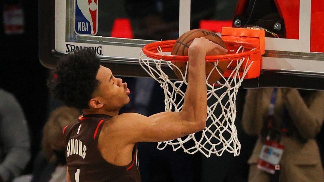 Anfernee Simmons, durante el salto