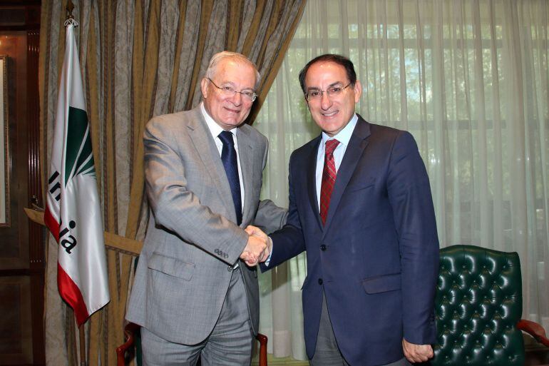 El presidente de Unicaja Banco, Manuel Azuaga, junto al presidente de la p patronal andaluza, Javier González de Lara