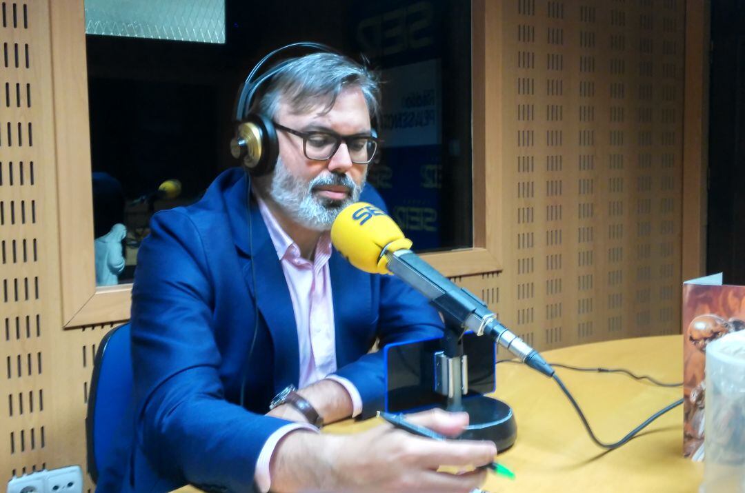 El alcalde de Plasencia en los estudios de SER Norte de Extremadura durante el Alcalde responde