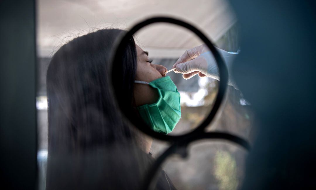 Una mujer realizándose una PCR.