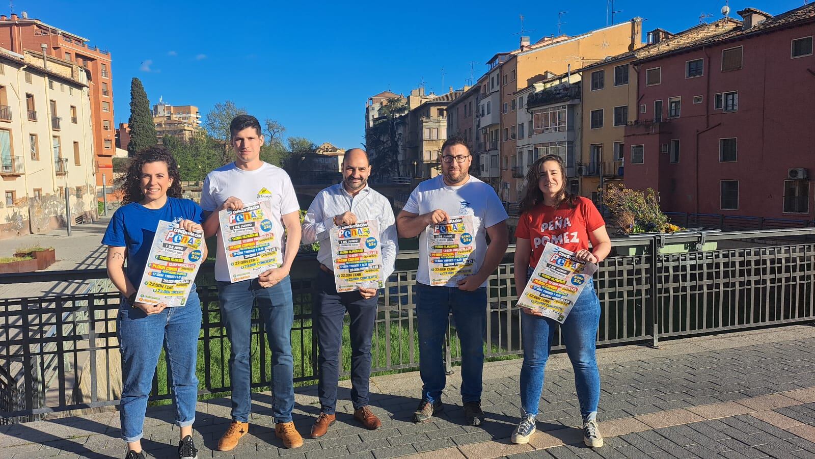 El alcalde de Barbastro, Fernando Torres, con los presidentes de las peñas de Barbastro. Foto: Ayuntamiento de Barbastro