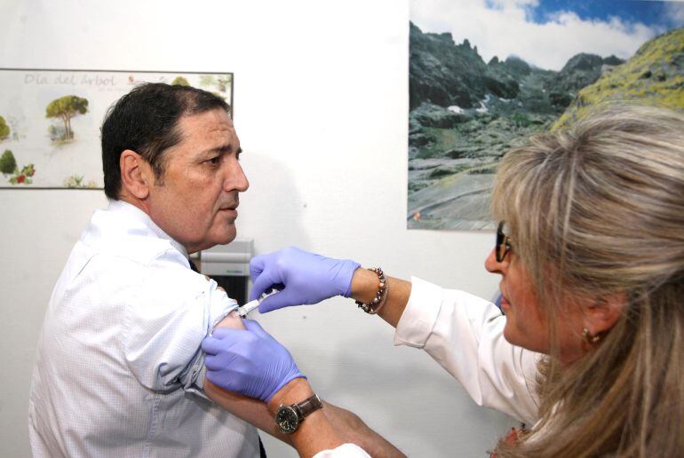 El consejero de sanidad se administra una vacuna contra la gripe