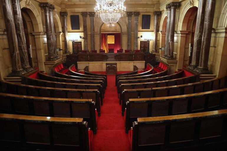 Vista del hemiciclo del Parlament, a una semana de su constitución, mientras los partidos prosiguen los contactos para la configuración de la Mesa del Parlament, con la incógnita de si los soberanistas podrían investir a Carles Puigdemont por la vía telemática, lo que rechazan las fuerzas no independentistas.