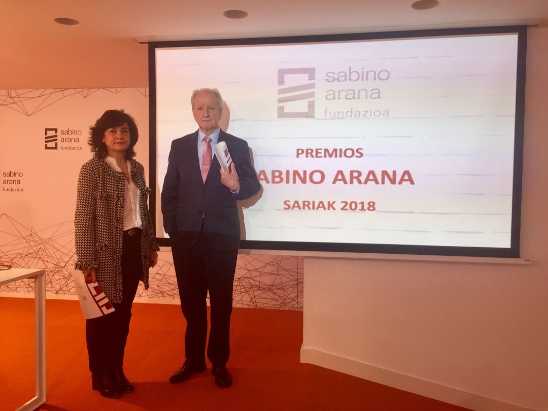 La directora de la Fundación Sabino Arana, Irune Zuluaga, y el presidente, Juan María Atutxa durante la rueda de prensa en la que han dado a conocer el nombre de los premiados