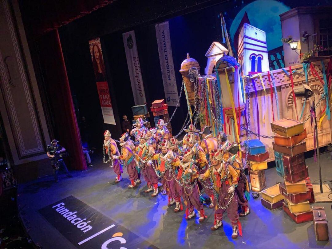 Actuación de la comparsa 'Los Encaidenados' en preliminares del COAC 2020