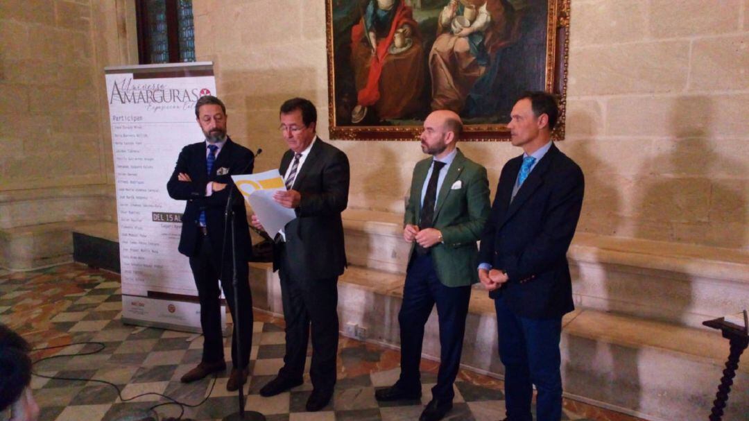 De izquierda a derecha, José María Pedernal, hermano mayor de La Amargura; Juan Carlos Cabrera, delegado municipal de Fiestas Mayores; Fernando Vaquero, comisario de la muestra; y Francisco Javier Gutiérrez, director de la Banda Sinfónica Municipal de Sevilla