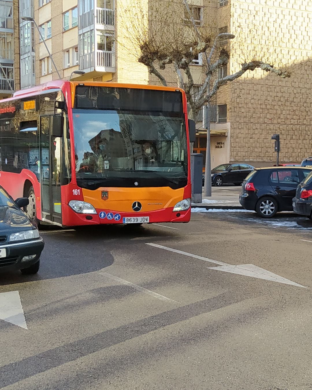 Autobús urbano circulando por la calle Vitoria