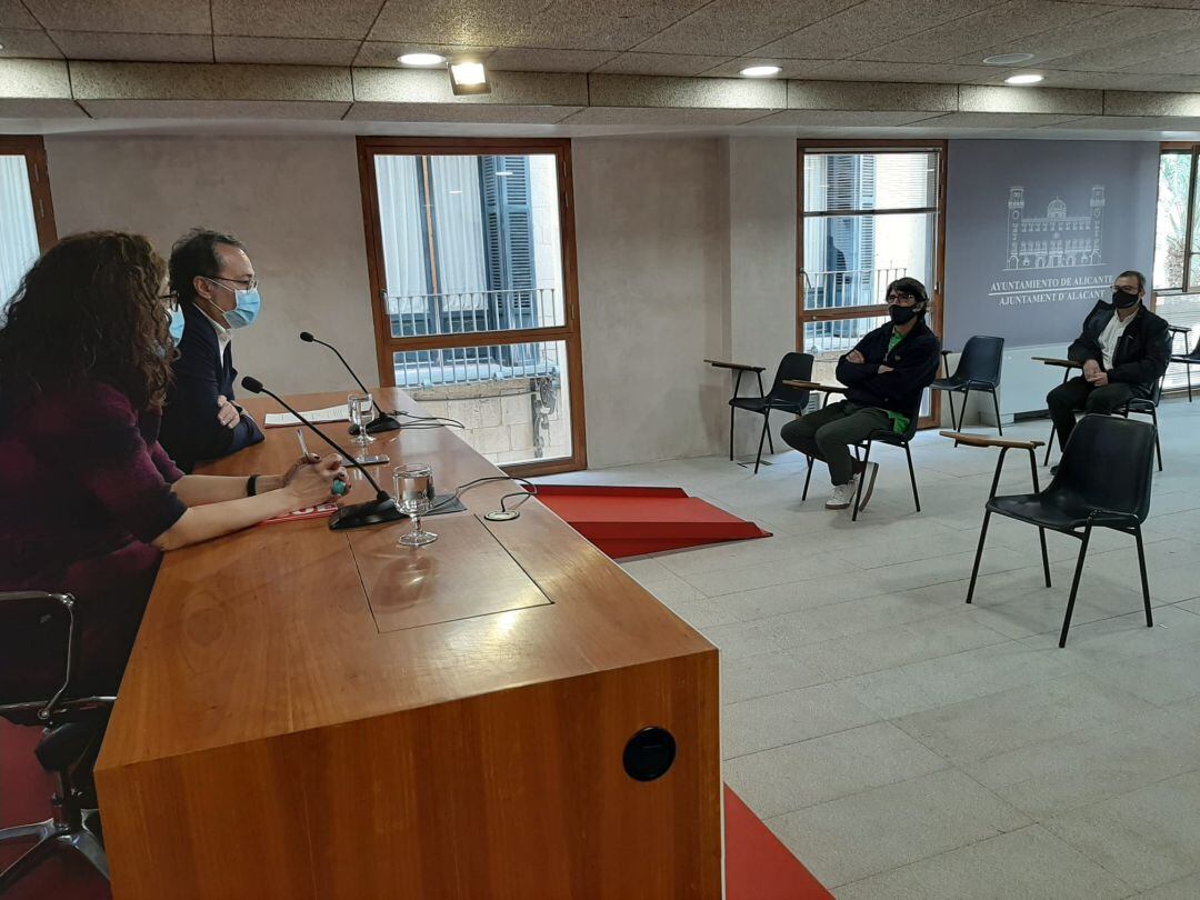 El portavoz del PSOE, Paco Sanguino, durante la rueda de prensa acompañado de Javier Galdeano (ALROA) en primera fila y César Anca (ARA), detrás