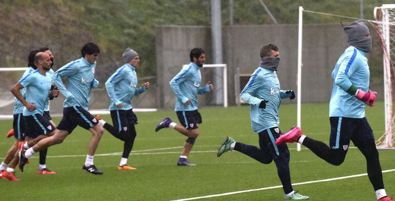 Los jugadores del Athletic de Bilbao durante el último entrenamiento en las instalaciones del club en Lezama, antes del encuentro de Liga