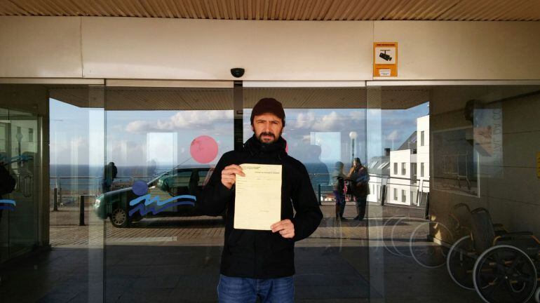 El paciente que presentó la denuncia a las puertas del Hospital da Costa con el escrito que registró.