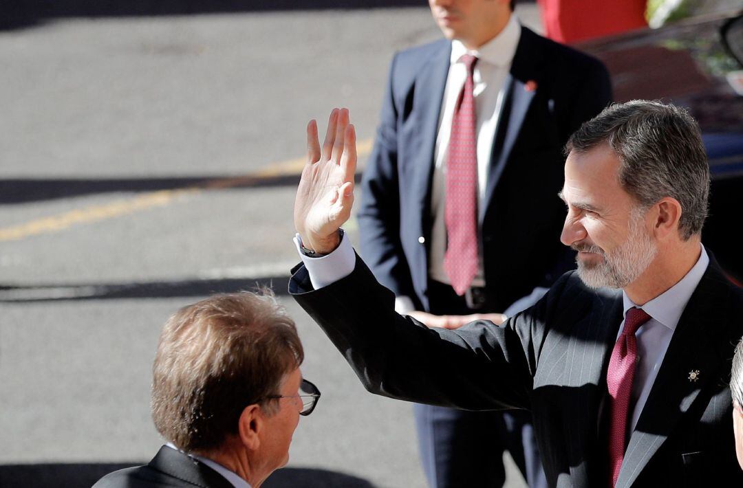 El rey Felipe VI, a su llegada a la Lonja de Valencia donde preside el acto de entrega de la trigésima edición de los Premios Jaime I dotados con 1000.000 euros en cada categoría. 