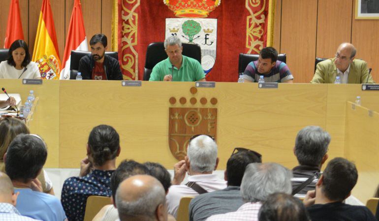 Rubén Holguera (II), Narciso Romero (PSOE) y Javier Heras (Ganemos Sanse) presidiendo el pleno municipal de San Sebastián de los Reyes