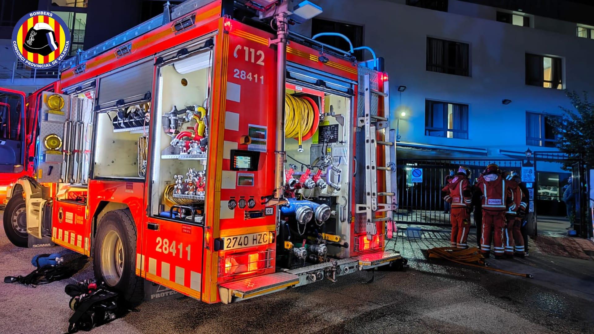 Seis dotaciones de bomberos trabajaron en la extinción del fuego del centro terapéutico de Ador.