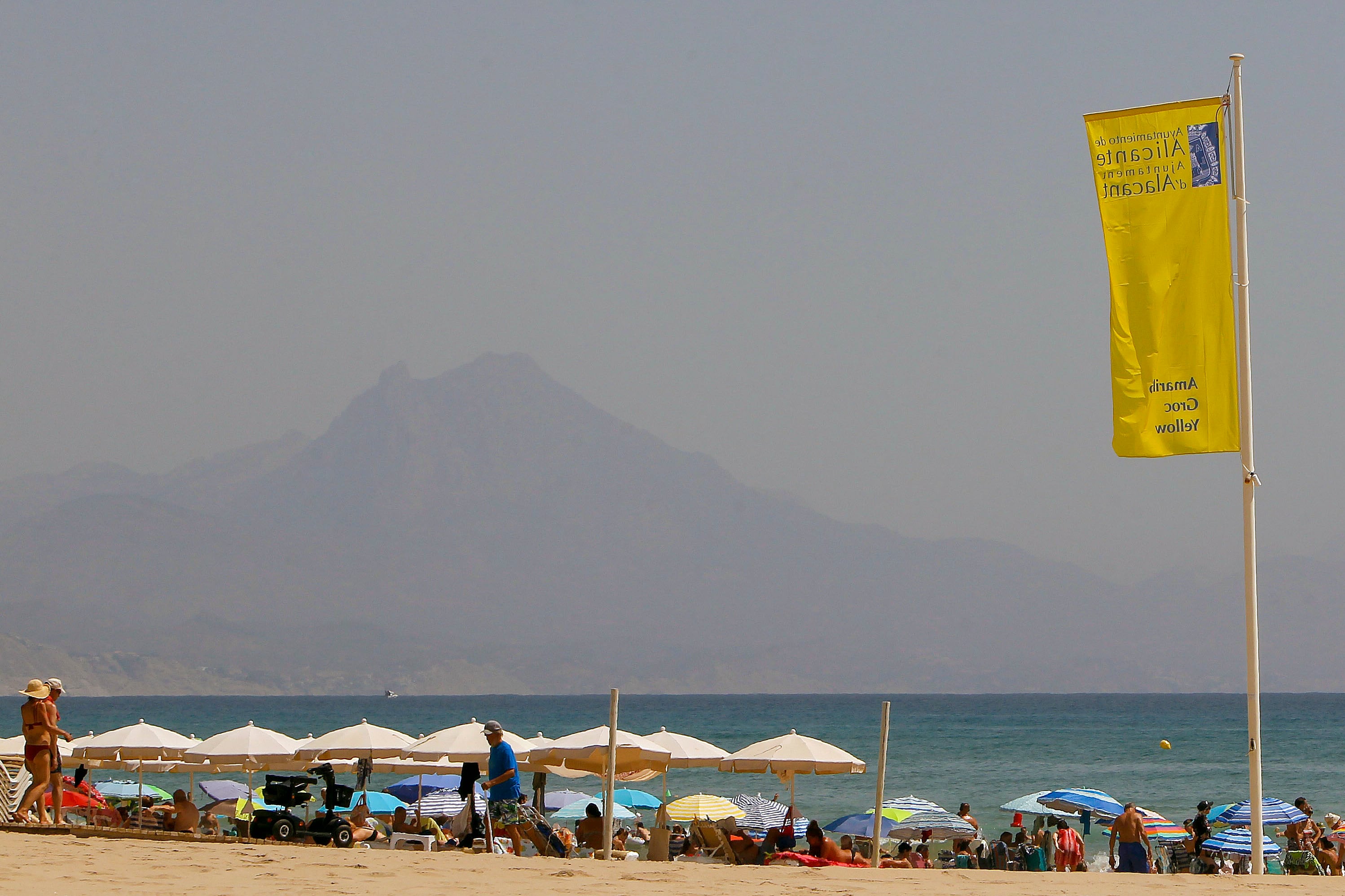 Vista general de la playa de San Juan, cuando la temperatura del Mediterráneo ya se sitúa en torno a los 28 grados centígrados frente a la costa de la Comunitat Valenciana.