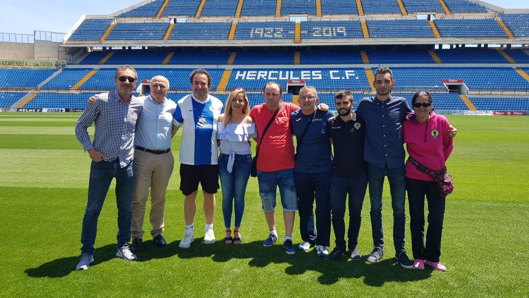 Aficionados del Hércules CF, junto a Kike Sala delegado del primer equipo