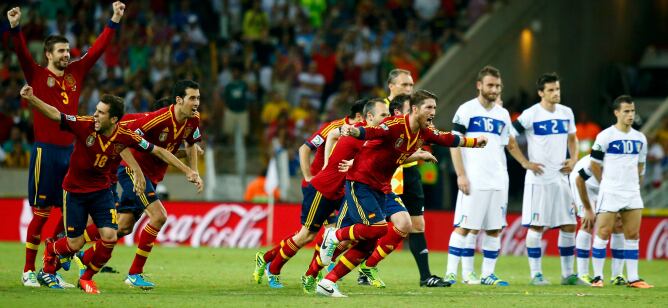 Los jugadores de España celebran la victoria en las semifinales de la Copa Confederaciones ante Italia en la tanda de penaltis.