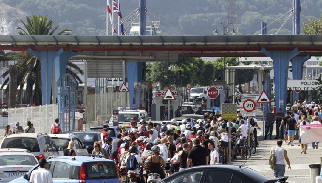 Ciudadanos intentan entrar en Gibraltar.