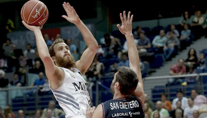 Sergio Rodríguez intenta anotar por encima de San Emeterio.