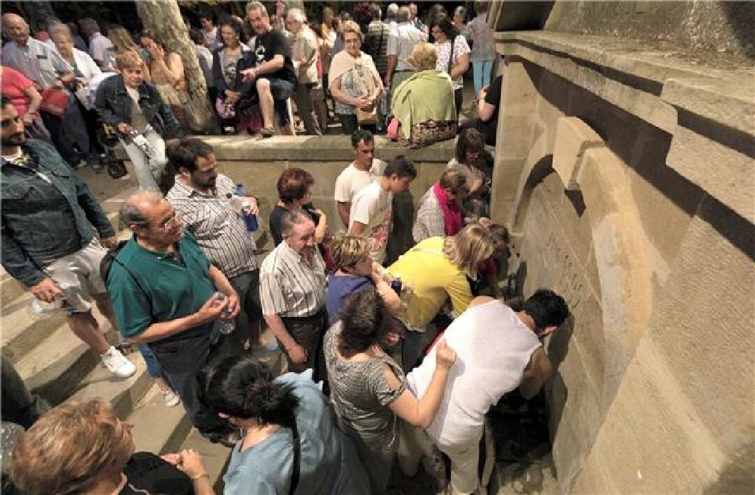 Momento de &quot;Sanjuanarse&quot; en la fuente de la arboleda de Cillas (foto: Hoya de Huesca-Turismo)