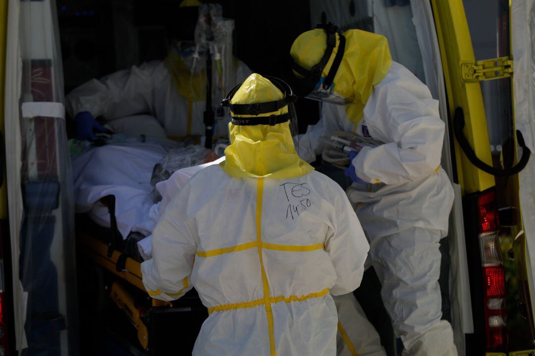 Varios sanitarios trasladan a un paciente.