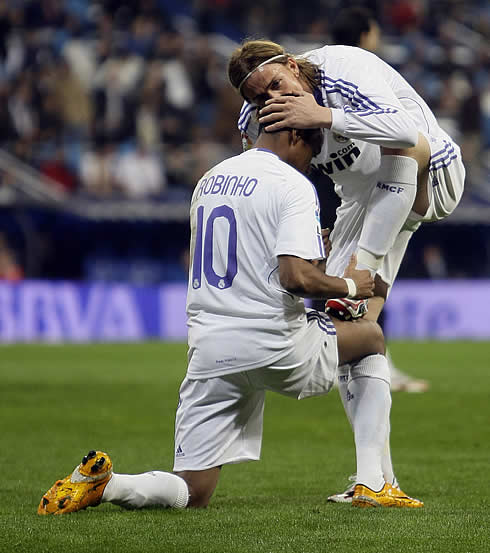 Robinho le limpia la bota a Guti tras el gran pase que le dio el 14 blanco para que el brasileño abriera el marcador en el Bernabéu.