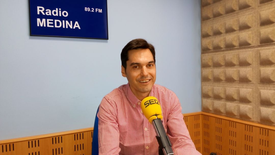 El portavoz del equipo de gobierno, Luis Carlos Salcedo, anuncia las contrataciones municipales