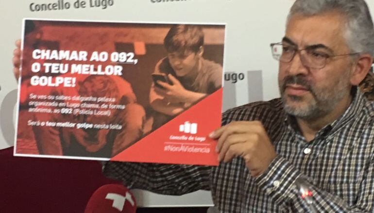 Miguel Fernández, presentando la campaña contra las peleas de menores en Lugo