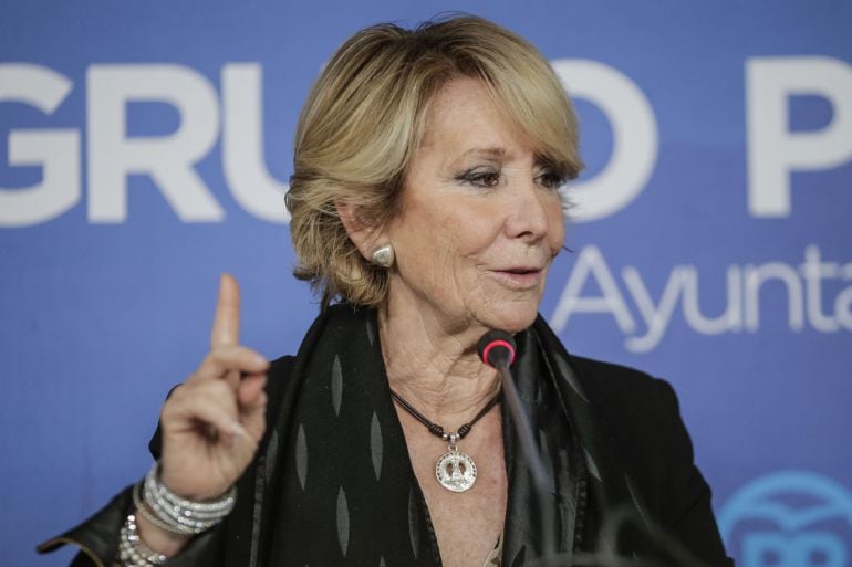 La portavoz del PP en el Ayuntamiento de Madrid, Esperanza Aguirre, durante la rueda de prensa que ha ofrecido hoy después de la reunión con los concejales de su grupo municipal, tras dimitir ayer como presidenta del PP de Madrid. EFE. Emilio Naranjo