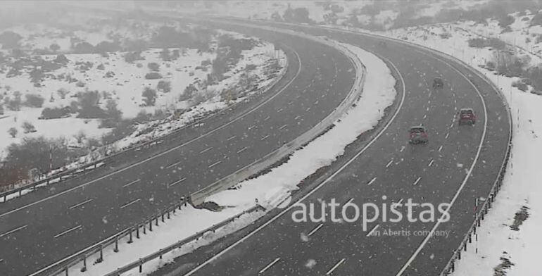 La nieve vuelve a complicar la circulación en vías principales