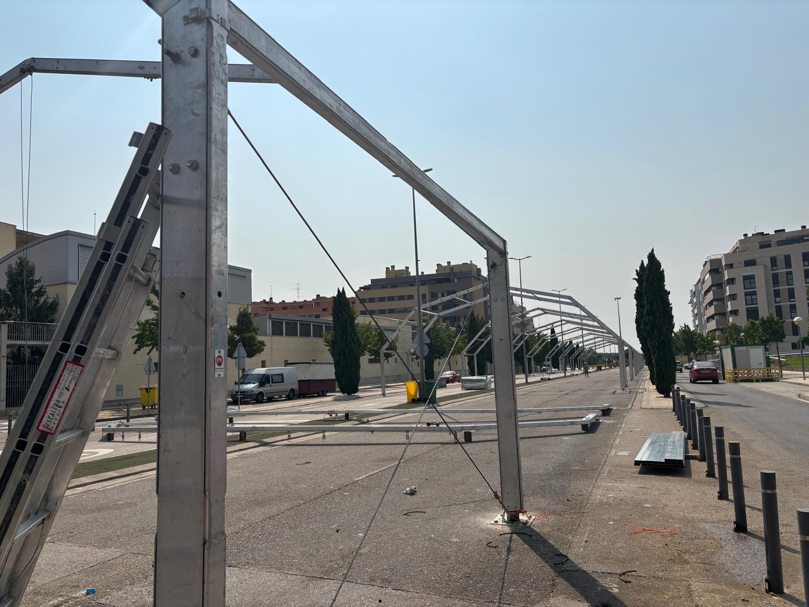 Aspecto de la avenida Monegros, donde Aracarpas desmontaba este sábado 16 todo el entoldado de la zona de venta ambulante