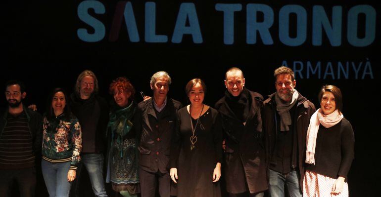 Fotografia de família amb el gestor cultural de la Sala Trono, Joan Negrié; membres de l'equip, la regidora Begoña Floria i representants d'entitats col·laboradores.