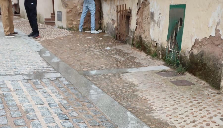 Restos de orines en el barrio del Castillo de Cuenca durante la celebración del Domingo de Ramos.