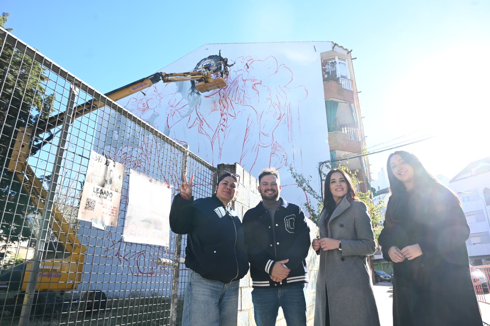 Autoridades locales y provinciales visitan los murales que se crean estos días en la ciudad.