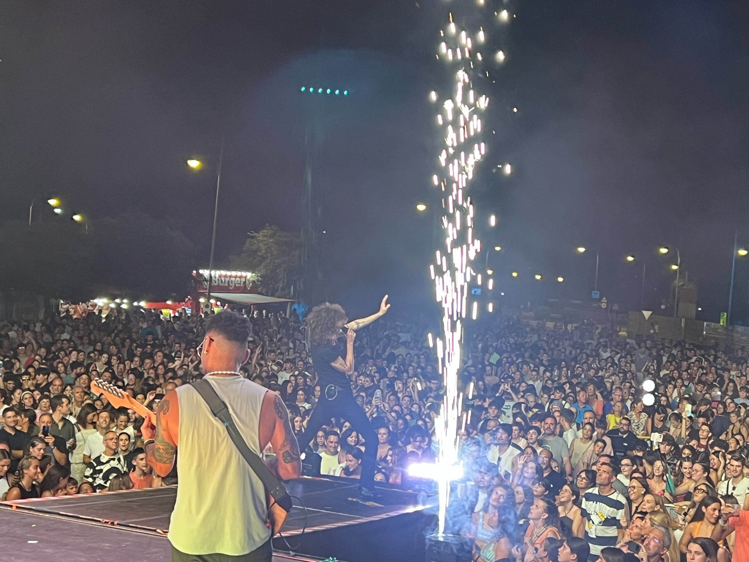 Malva durante su actuación de LOS40 Summer Live