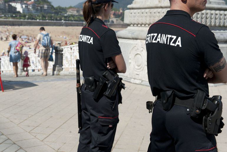 Dos agentes de la Ertzaintza, en una imagen de archivo.