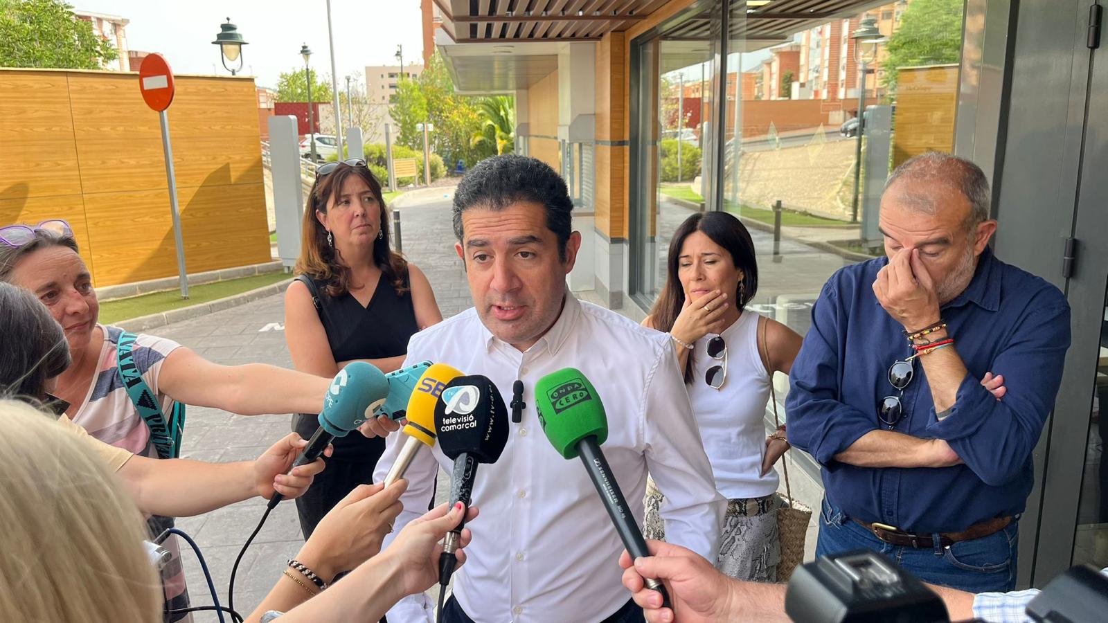 El alcalde de Alcoy comparece ante los periodistas al exterior de McDonald&#039;s