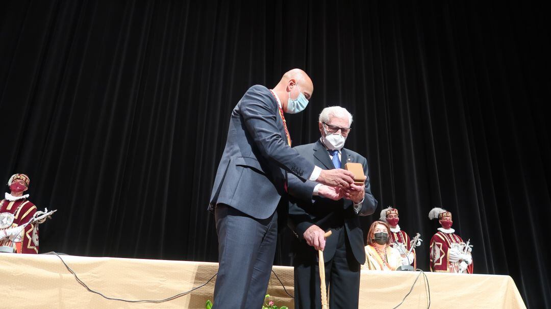 El alcalde ha entregado la Medalla de Oro a Cesáreo González 