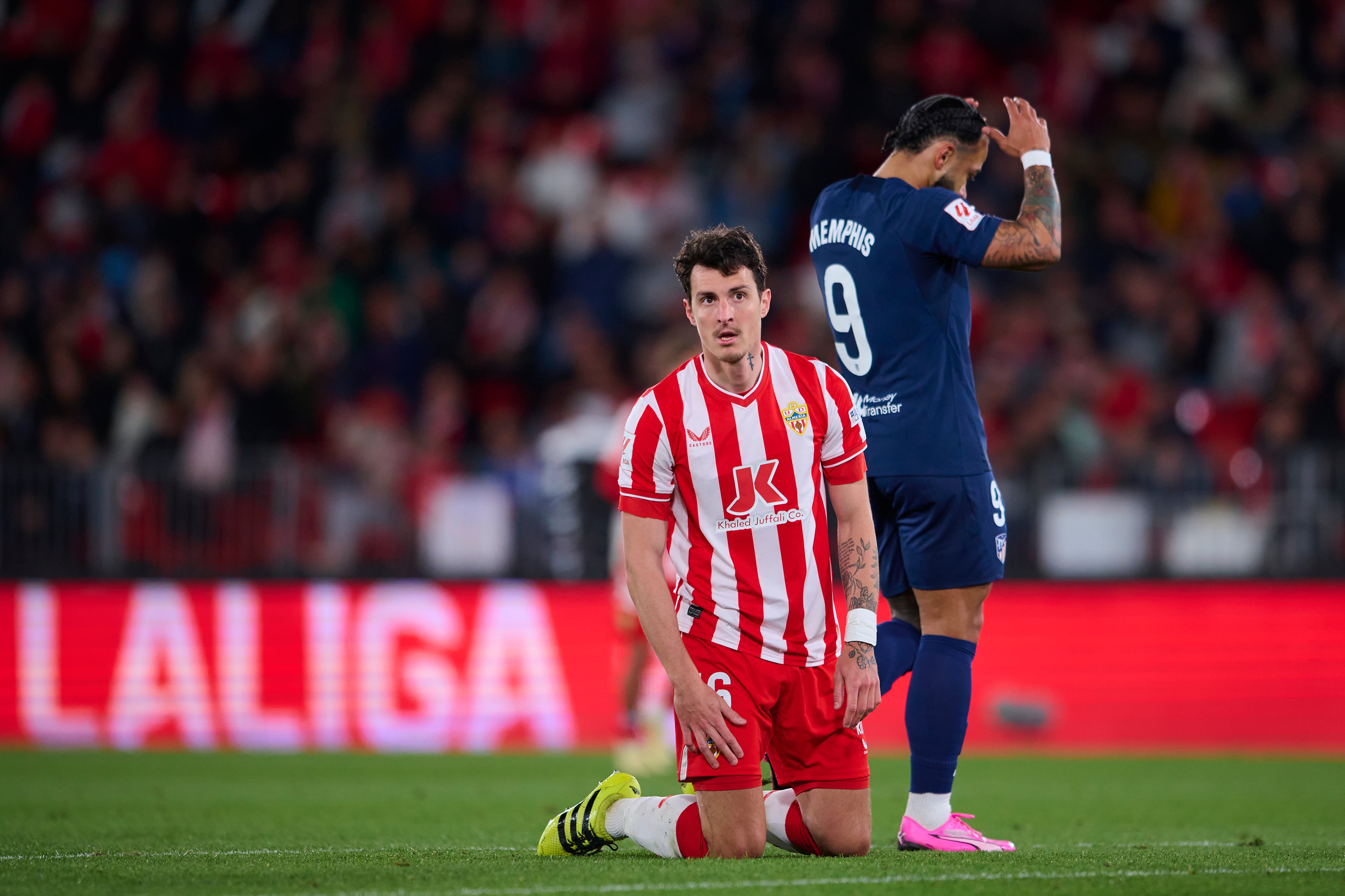 Aleksandar Radovanovic y Memphis Depay durante el encuentro de la LaLiga EA Sports entre la UD Almeria y el Atletico Madrid disputado en el Power Horse Stadium. (Photo by Francisco Macia/Quality Sport Images/Getty Images)