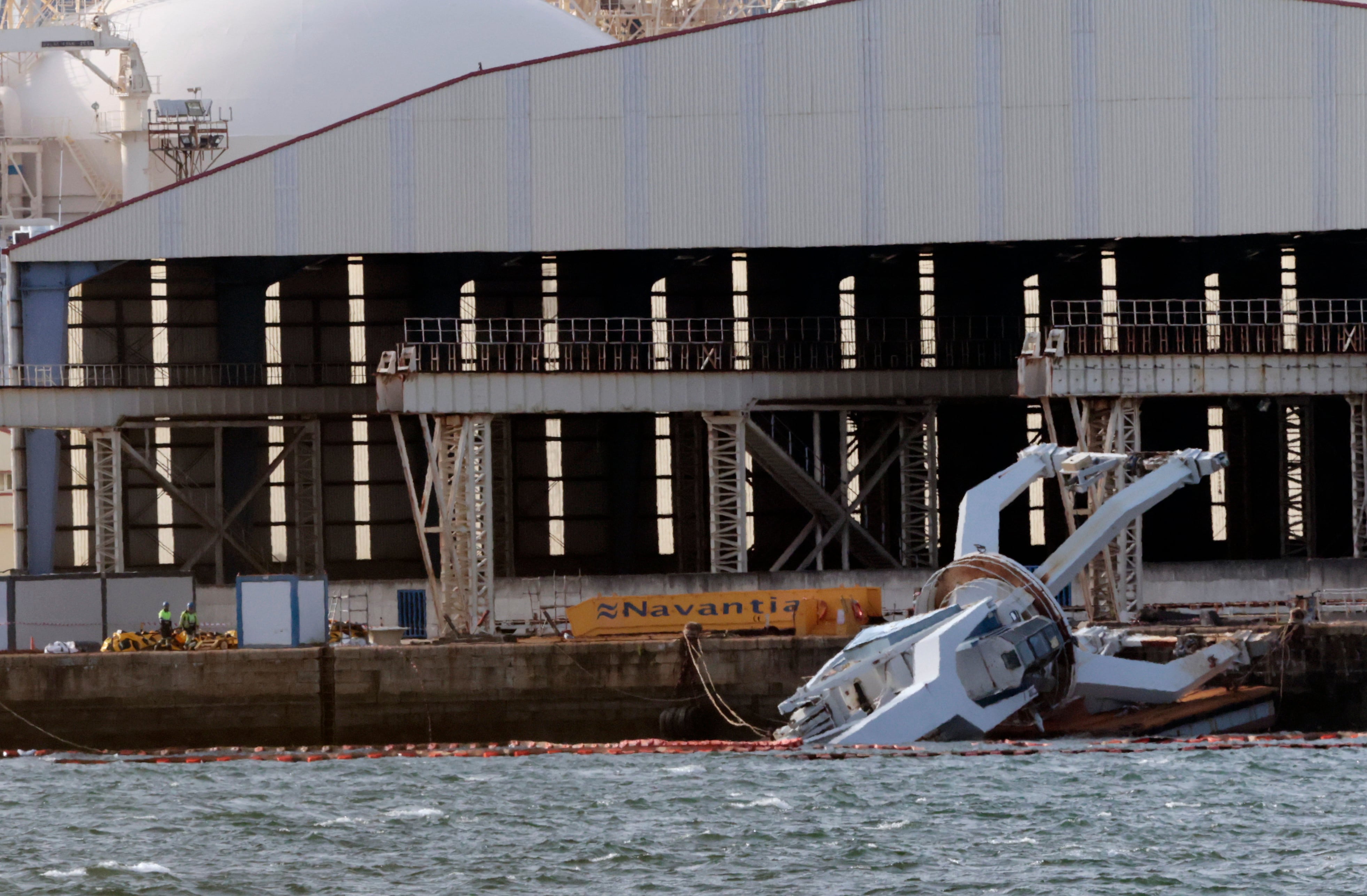 Una grúa del astillero de Navantia Ferrol ha caído este sábado al mar tras una maniobra de una estructura similar del barco &quot;Brave Tern&quot;, atracado en el recinto, un suceso que se ha saldado sin daños personales (foto: Kiko Delgado / EFE)