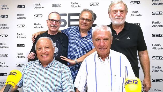 Pere Miquel Campos, Lorenzo Jiménez, Pere Llinares (de pie) y Carlos Rico y José Luis Gómez, debaten en Radio Alicante sobre los retos de las &quot;personas de edad&quot;