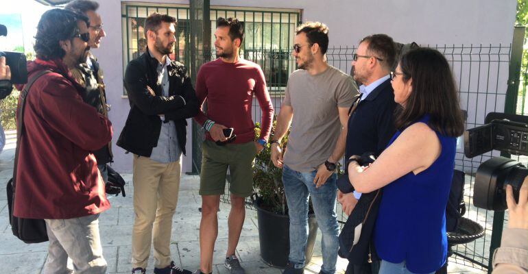 El concejal socialista, Carlos Alberca (segundo por la derecha) junto a los socorristas que trabajan para el Ayuntamiento de Jaén.