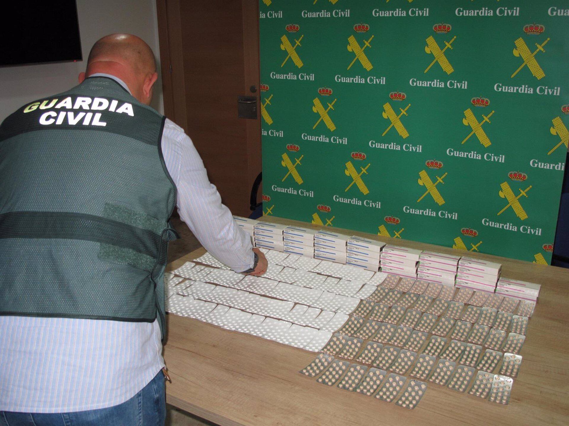 Agente de la Guardia Civil revisa el material incautado en una operación en Andújar, concretamente un medicamento antiepiléctico