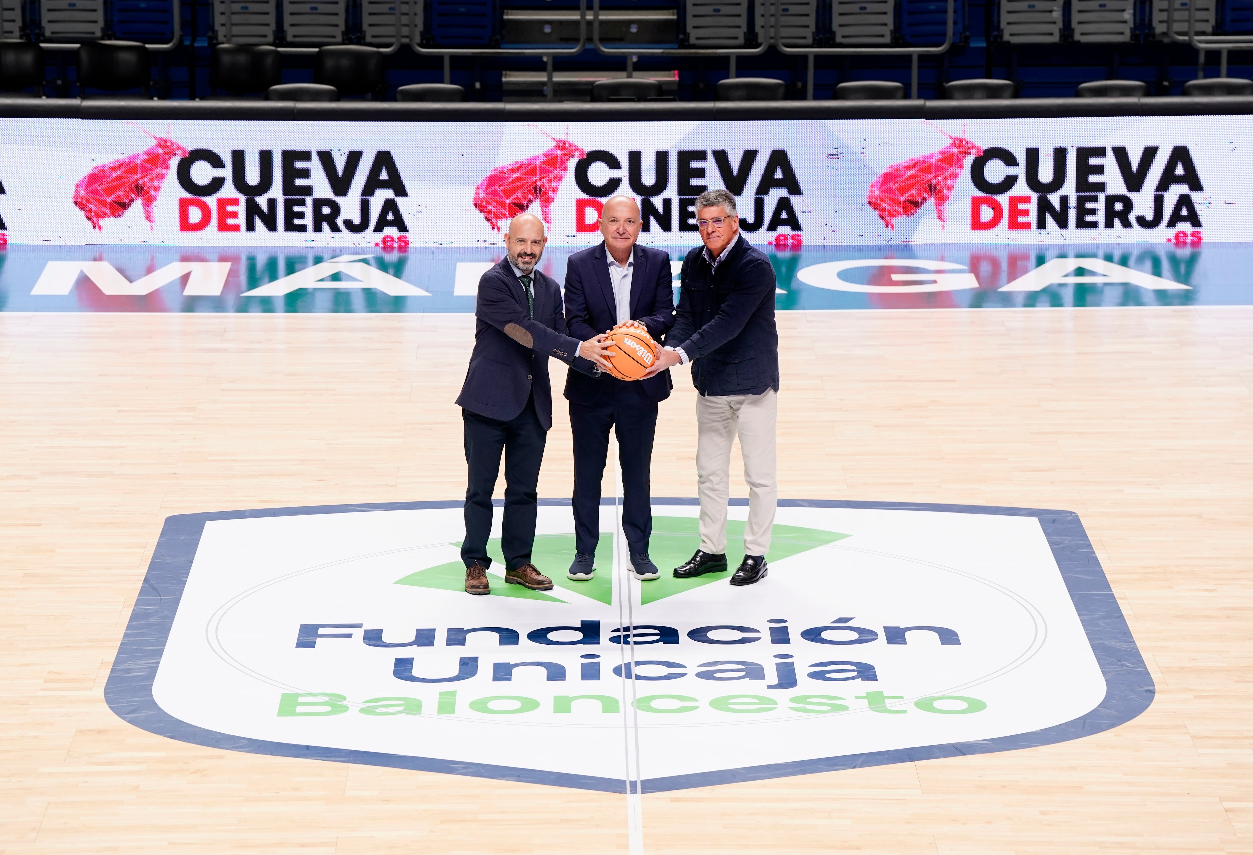 Acuerdo de Unicaja con Cueva de Nerja.
Temporada 2024-2025.
Antonio Jesus Lopez Nieto, presidente, José Alberto Armijo, alcalde Nerja, Javier Salas, presidente Fundacion Cueva de Nerja.
Palacio de los Deportes Jose Maria Martin Carpena.
20 de diciembre de 2024.
