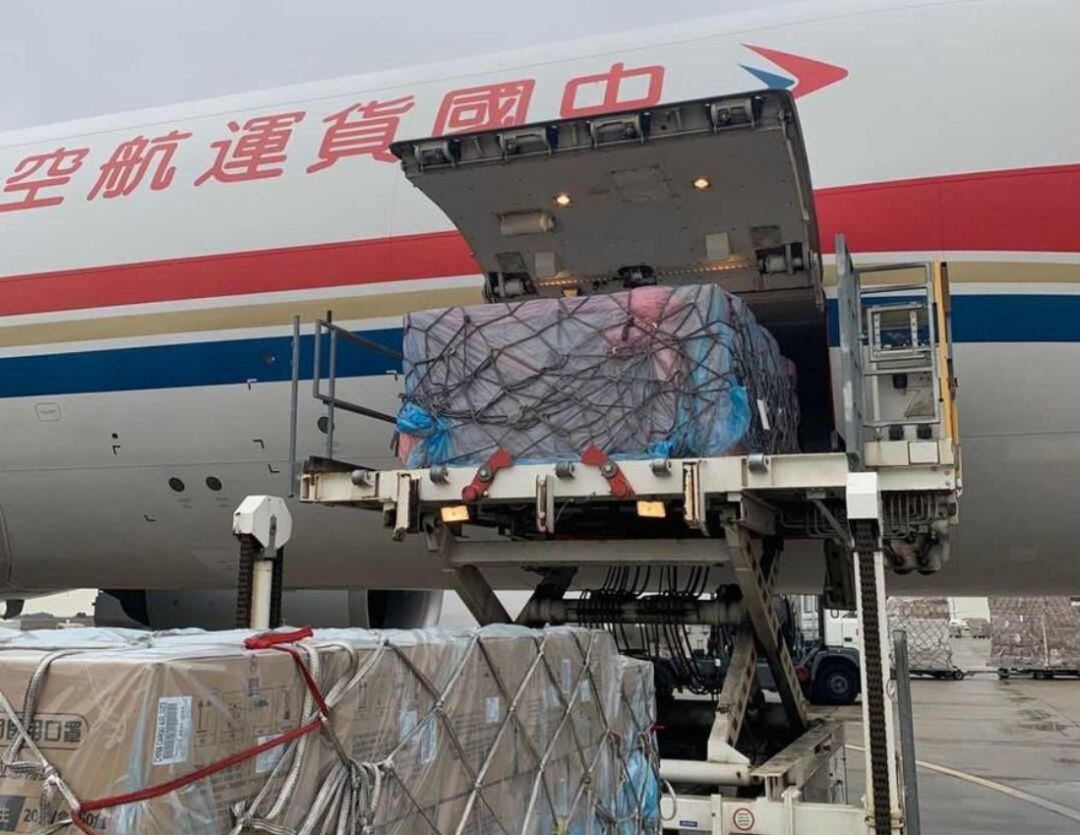 Llega al aeropuerto de Zaragoza material médico de China para ayudar a España contra el coronavirus