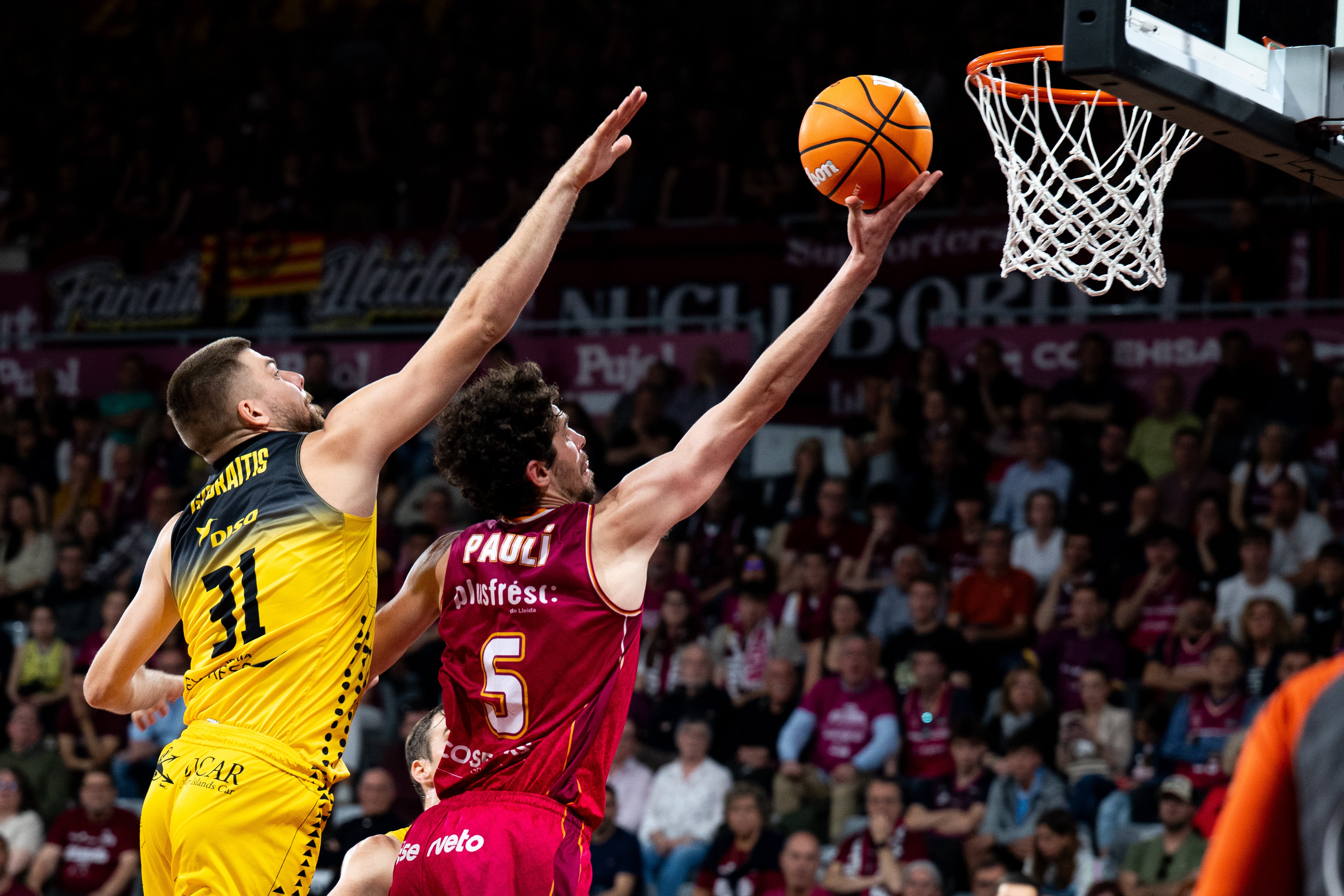 LLEIDA, 05/04/2026.- El alero de Hiopos Lleida Oriol Paulí (d) entra a canasta ante el alero del La Laguna Tenerife Rokas Giedraitis, durante el encuentro correspondiente a la fase regular de la Liga Endesa que disputan este domingo en el pabellón Barris Nord de Lleida. EFE/ Álex López