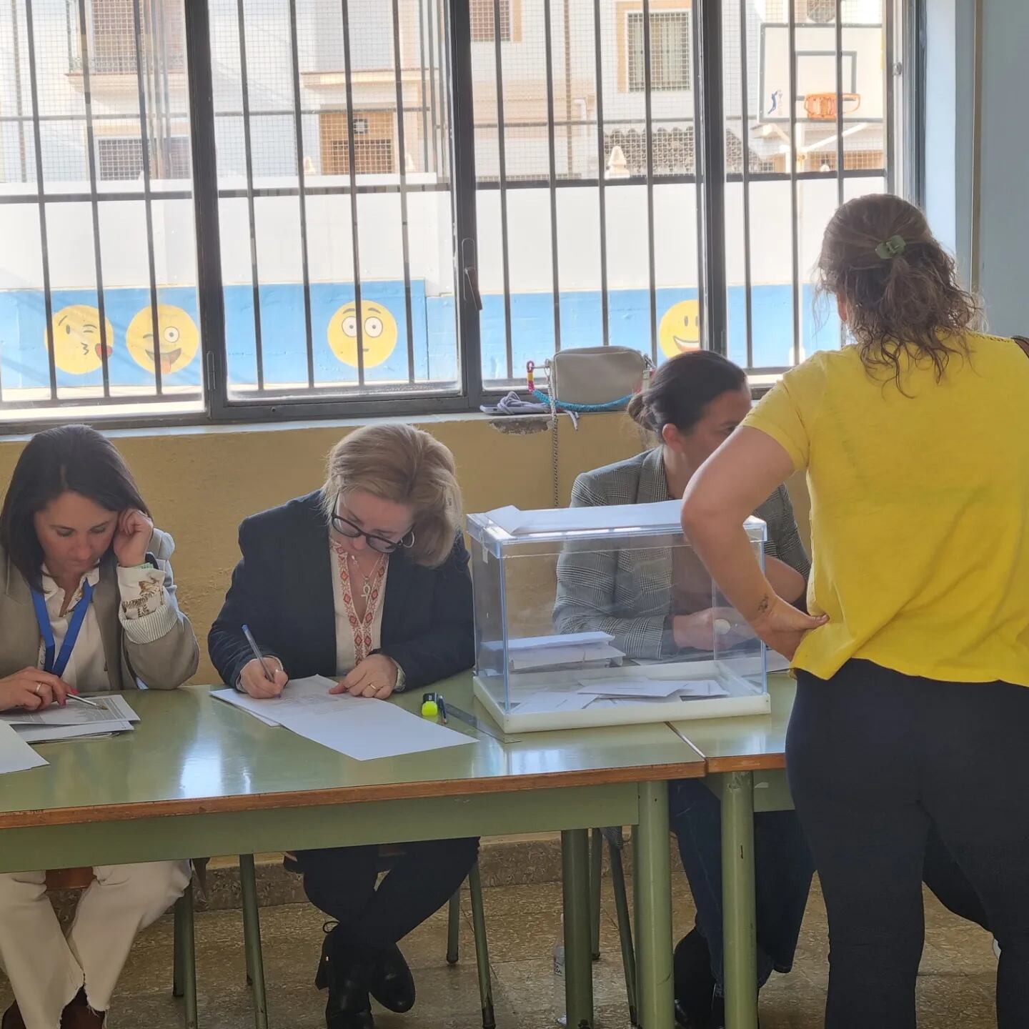 Una ciudadana ejerce su derecho al voto en el colegio electoral situado en el barrio San Francisco