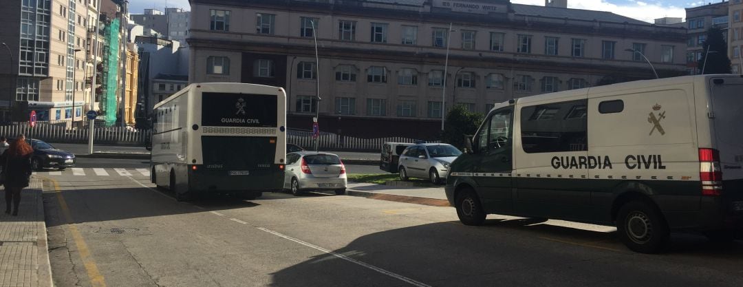 Furgones de la Guardia Civil en A Coruña