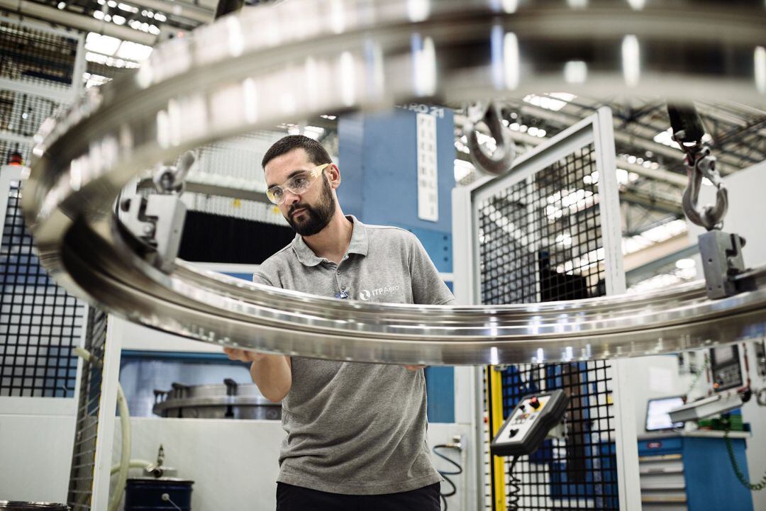 Un trabajador de ITP Aero, en una imagen de archivo