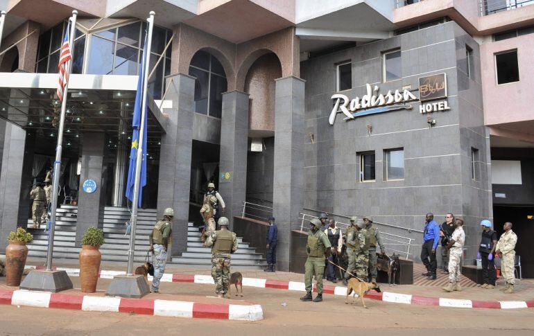 Personal militar de Mali rodea el hotel de lujo Radisson Blu en Bamako, Mali, el 20 de noviembre del 2015